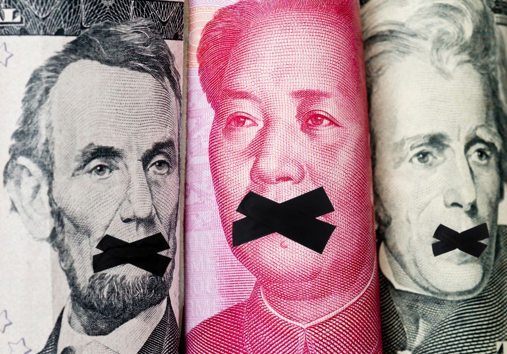 tre banconote americane e cinesi con i presidenti e la bocca censurata