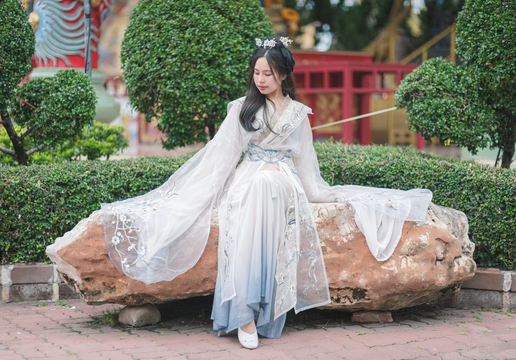 donna vestita con abito tradizionale cinese hanfu